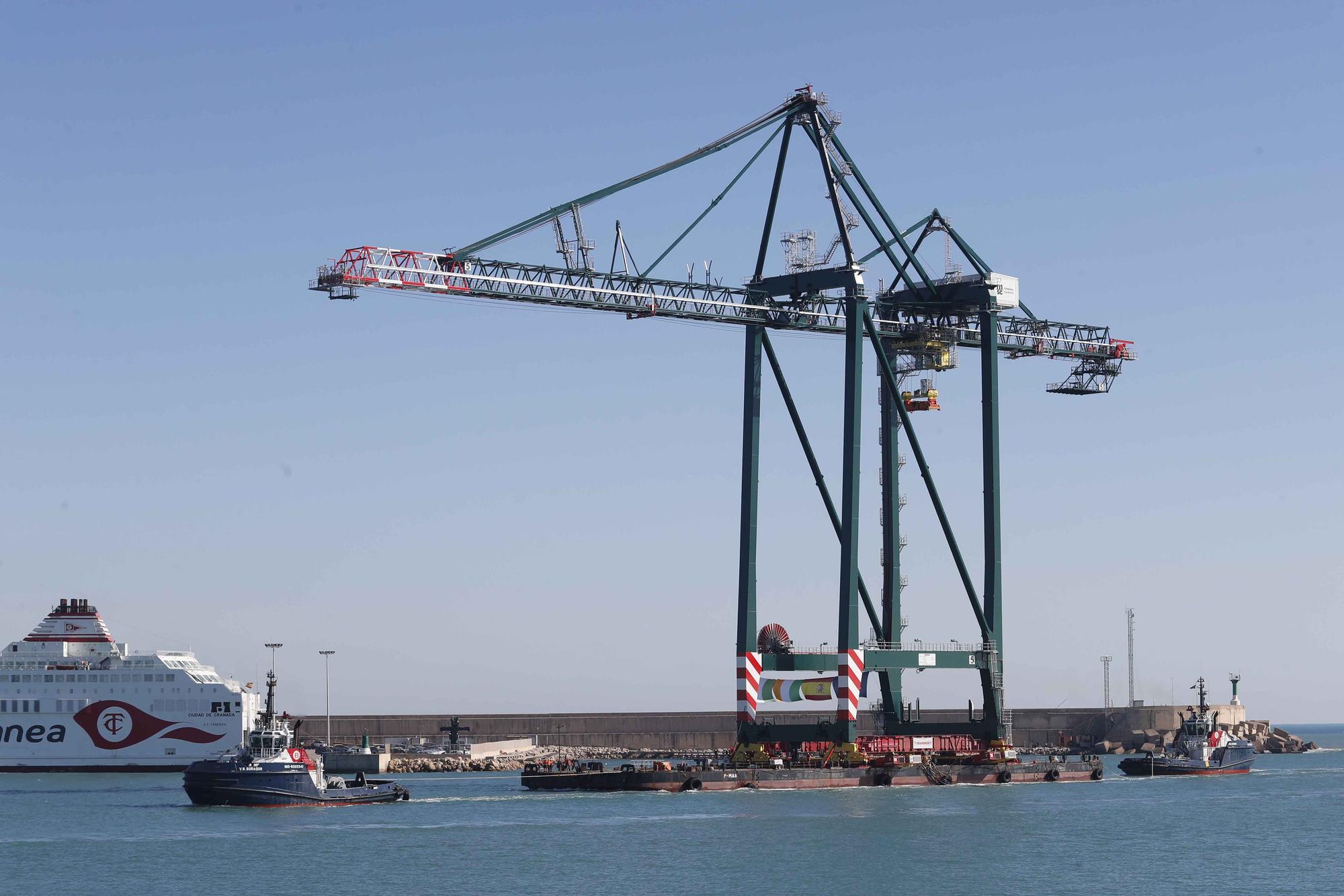 Espectacular traslado por mar de una nueva grúa en el Puerto de València