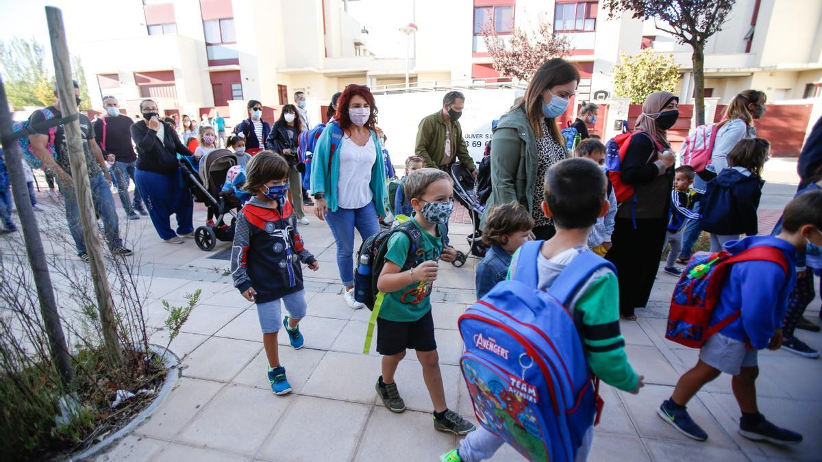 Varios alumnos acceden a un colegio de Valdespartera, en el primer día del presente curso.