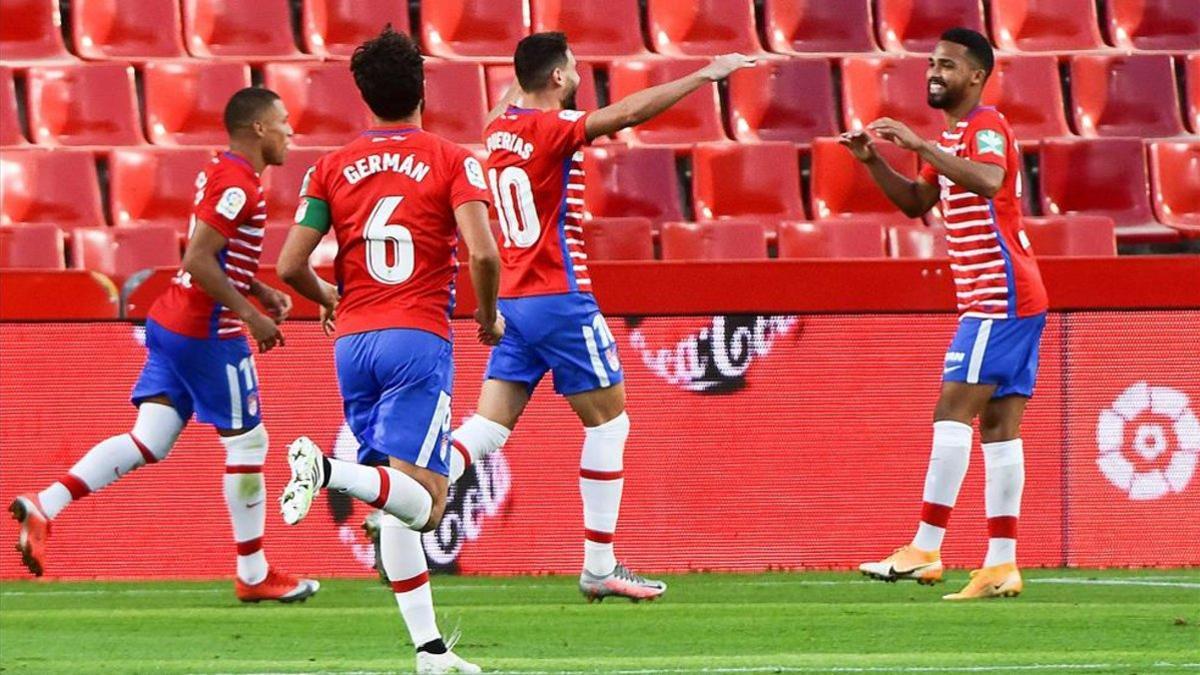Los jugadores del Granada hacen piña tras marcar ante el Athletic