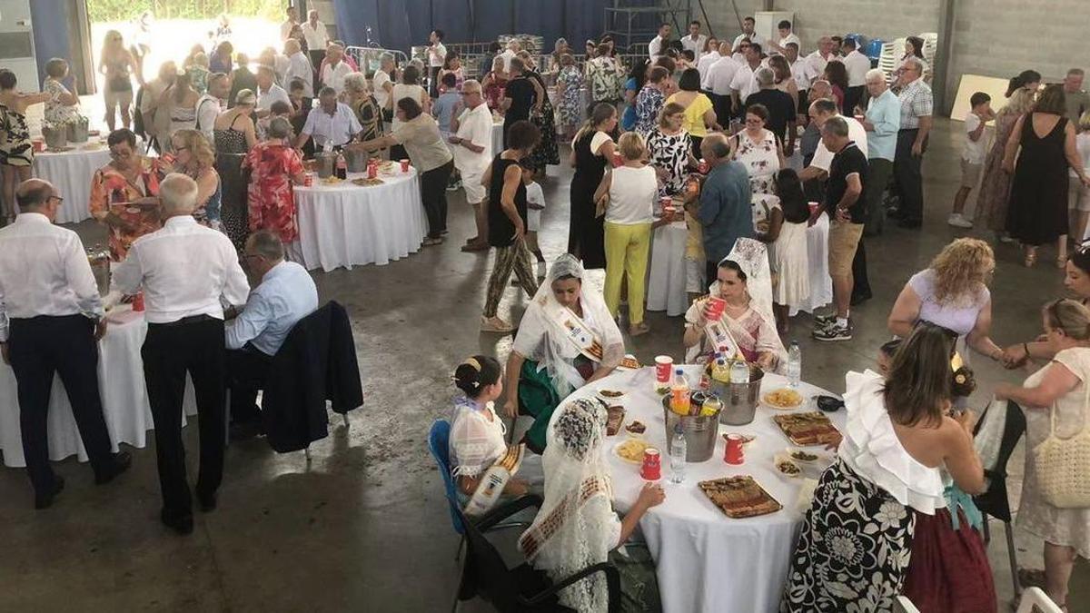 Tot el veïnat ha estat convidat a la recepció que s'ha organitzat al poliesportiu de Santa Magdalena.