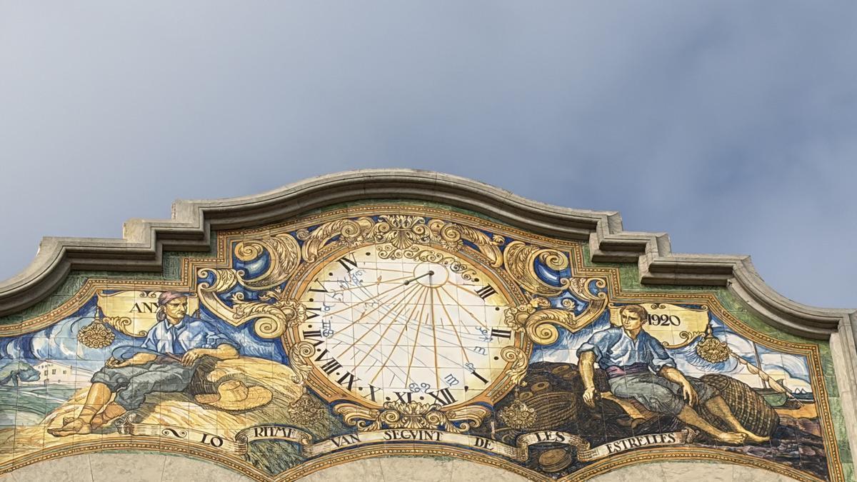 Detall del rellotge de sol de Casa Patxot a Sant Feliu de Guíxols