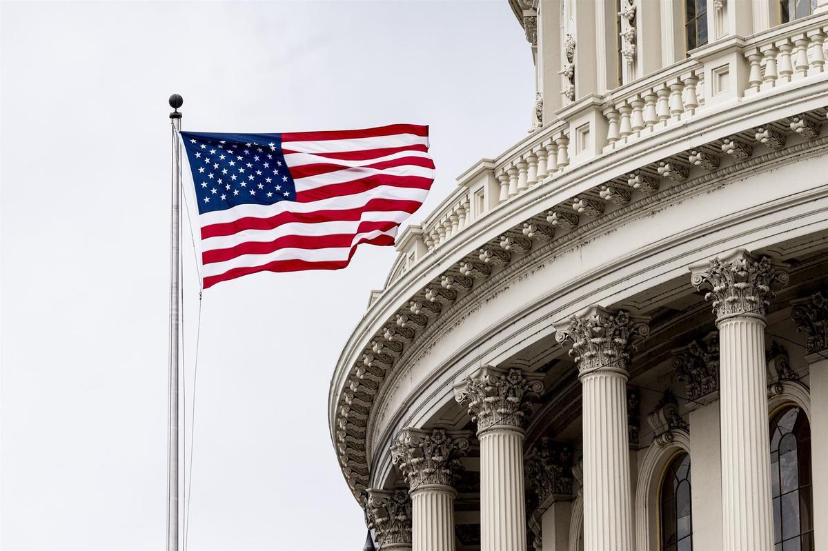 Bandera estadounidense en el Capitolio.