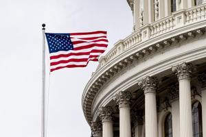 Bandera estadounidense en el Capitolio.