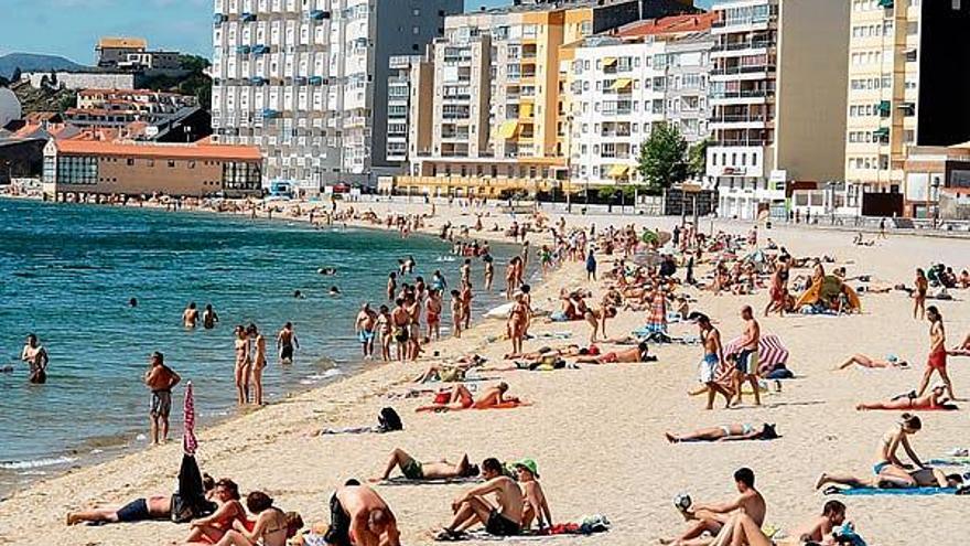 Playa de A Concha con bañistas durante la calurosa jornada de ayer, domingo.