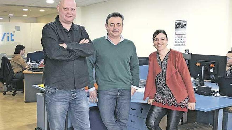 Joan Duran (i), socio fundador; Jaime Homar (c), socio fundador y Rosa Domingo (d), account manager,en las oficinas de BarraITe en Palma.