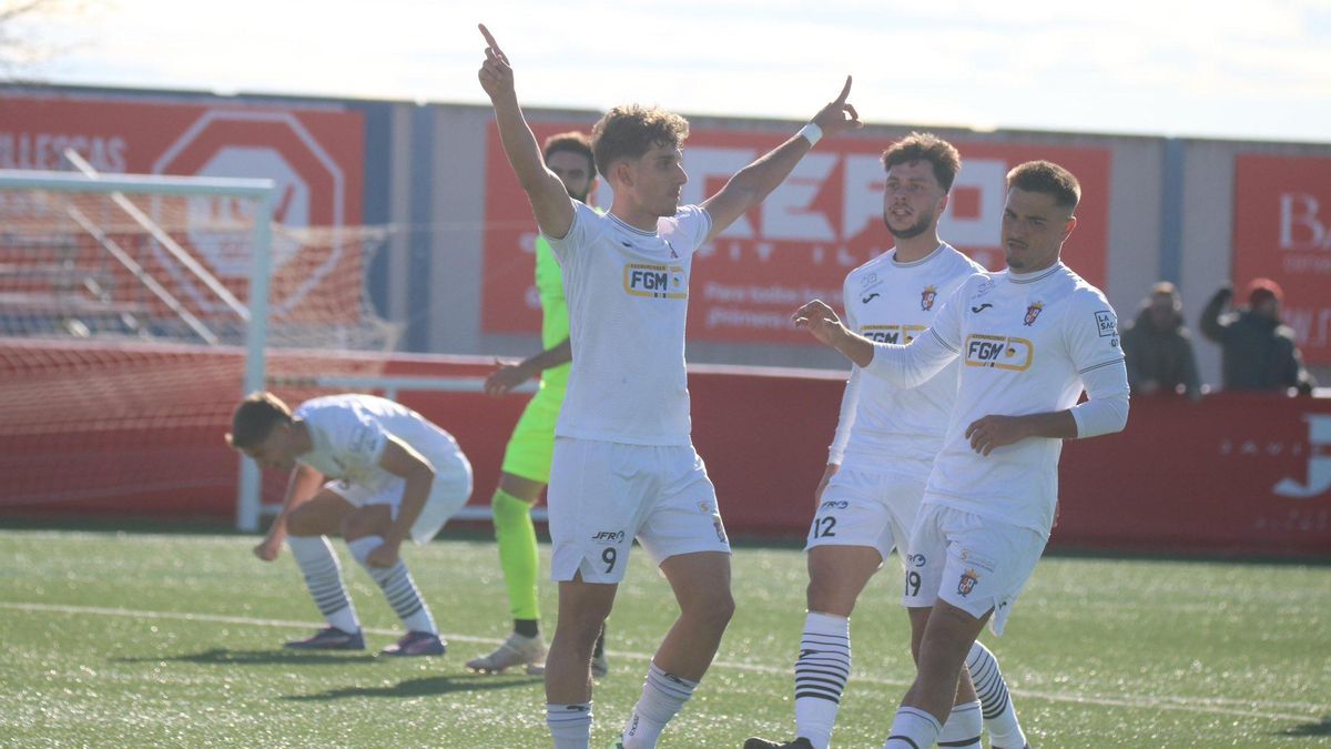 César Gómez celebra un gol con el Illescas.