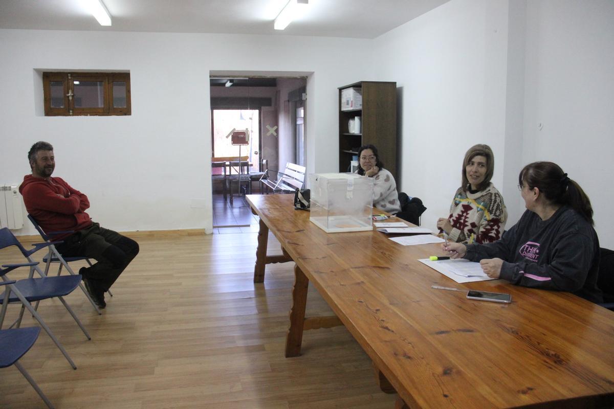 GALERÍA | Los vecinos de Sanabria acuden a la cita con las urnas