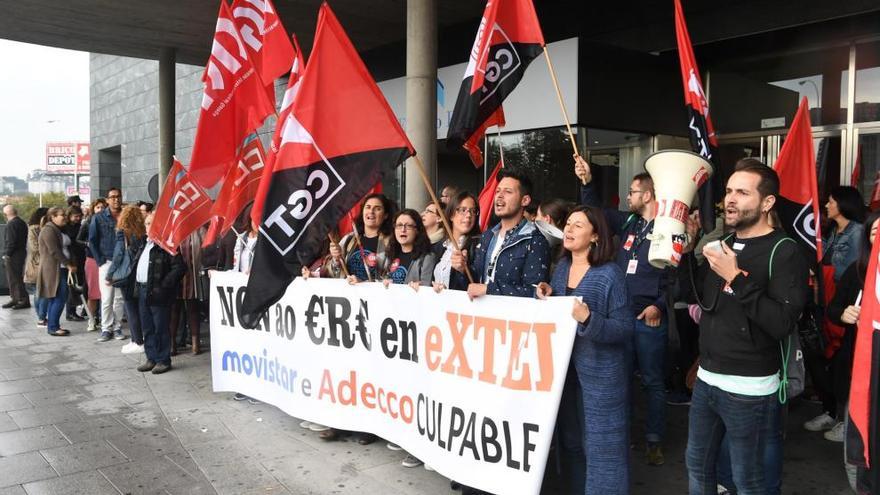 Concentración de trabajadores de Extel contra el ERE.