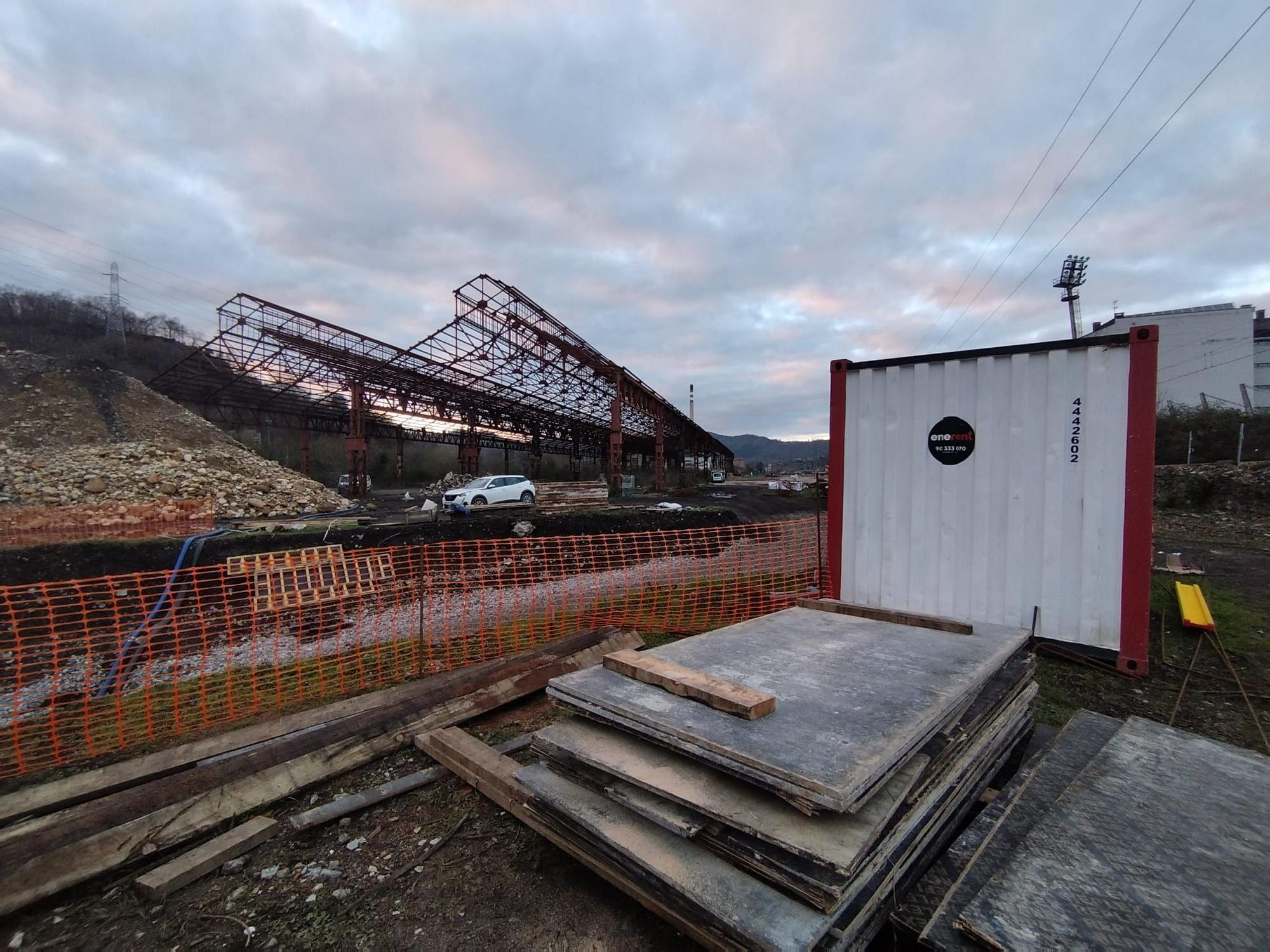 Obras de acceso al futuro ferial de talleres del Conde, en Langreo