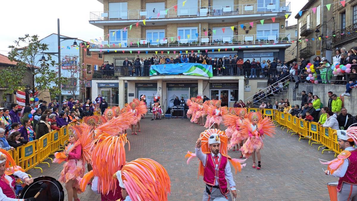 La charanga Folixa de Vegadeo durante la celebración del Carnaval de Colunga