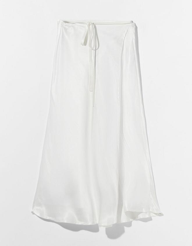 Falda blanca midi satinada, fluida y con tiras en la cintura, de Bershka. 