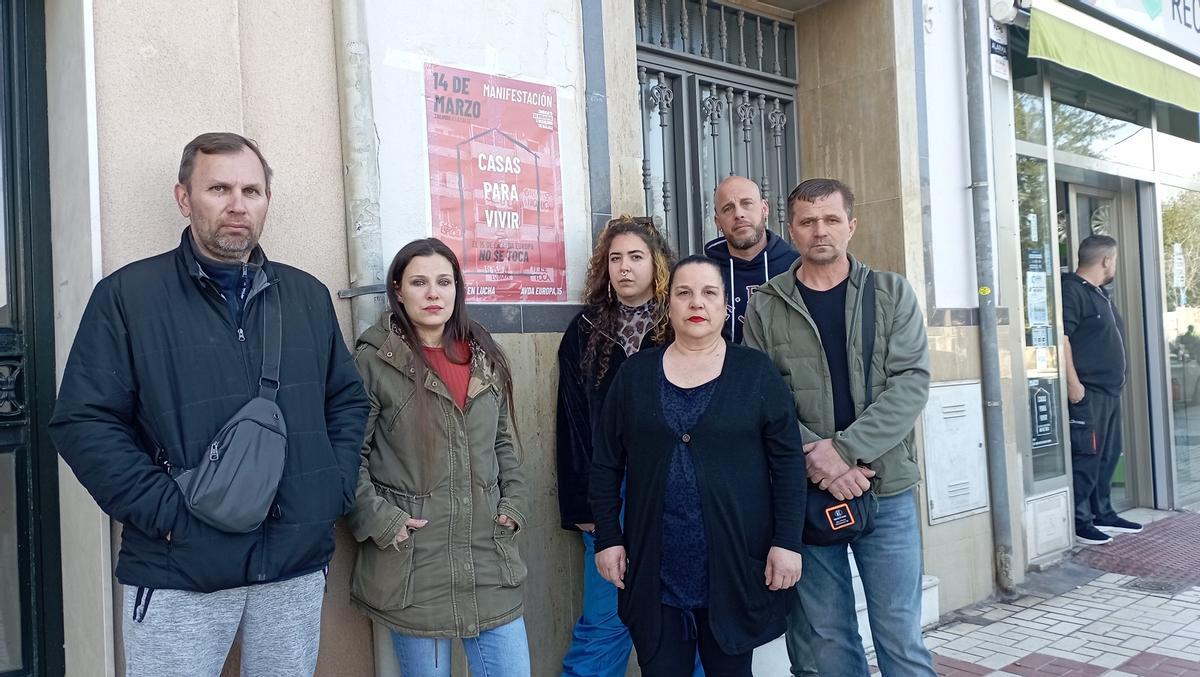 Vecinos del bloque de la Avenida de Europa y miembros del Sindicato de Inquilinos e Inquilinas, este jueves con el cartel de la manifestación.