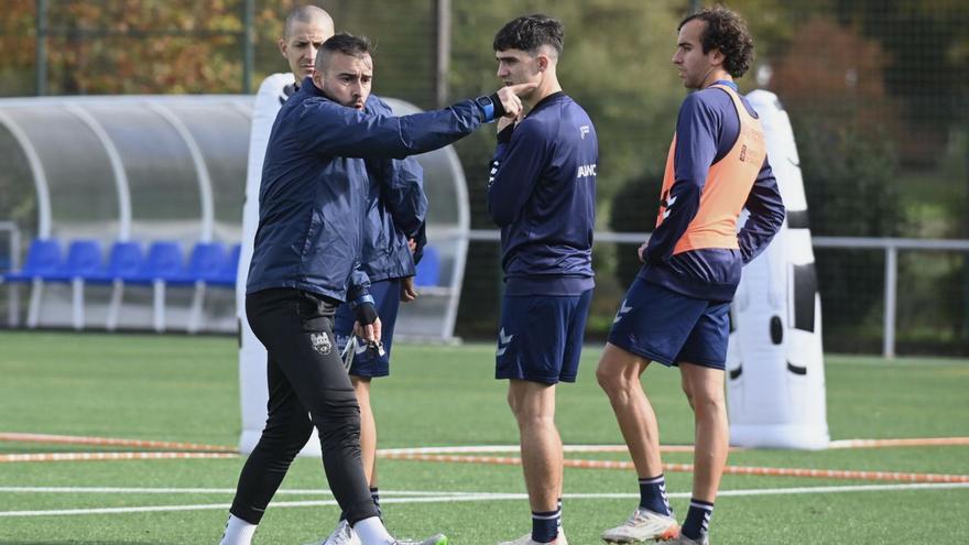 Yago Iglesias dando instrucciones en un entrenamiento. |  // RAFA VÁZQUEZ