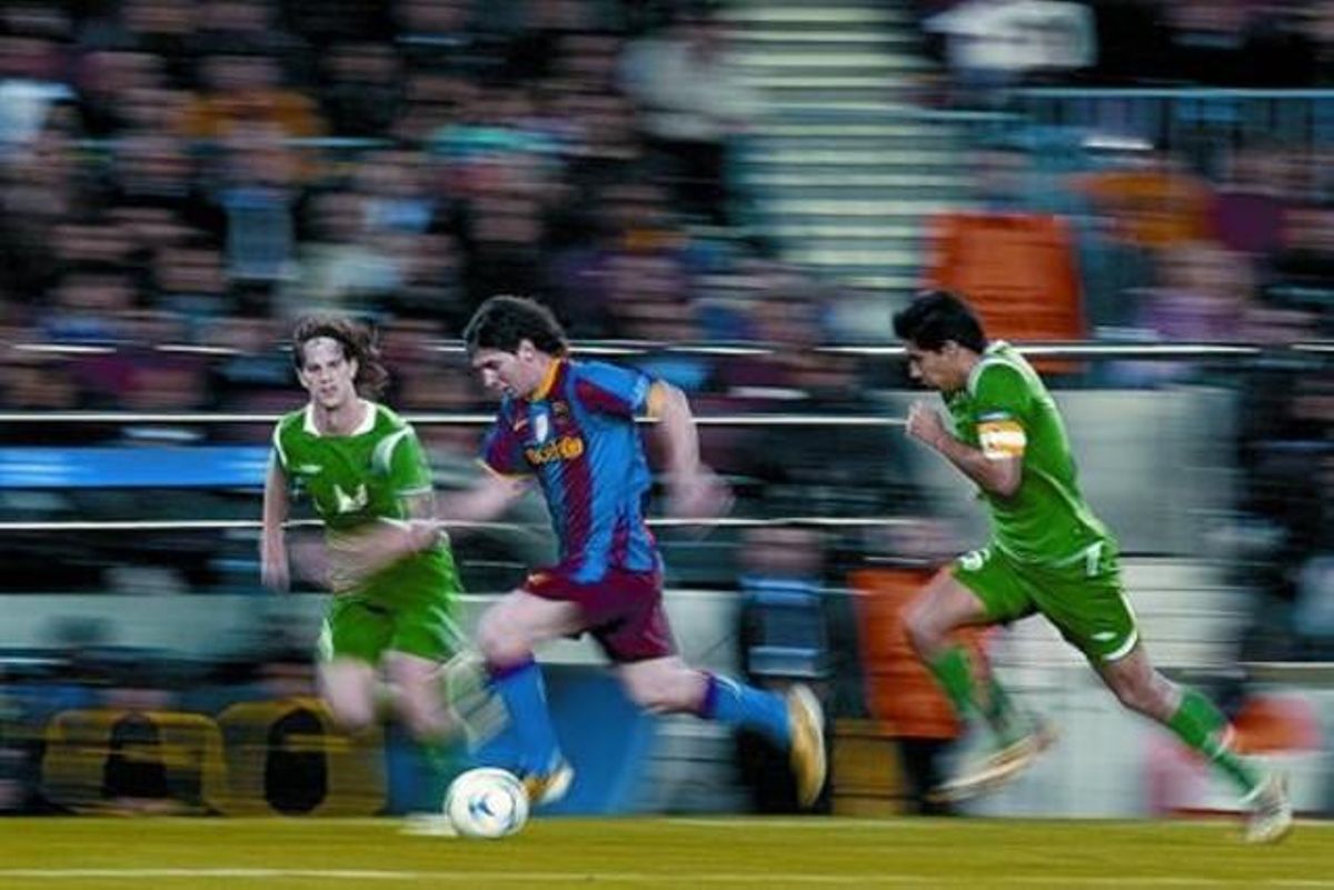Pep Guardiola va voler premiar els 50.000 espectadors que van anar ahir a la nit al Camp Nou i, al final, va fer jugar Messi, que, a la imatge, s’allunya d’Ansaldi i Noboa.