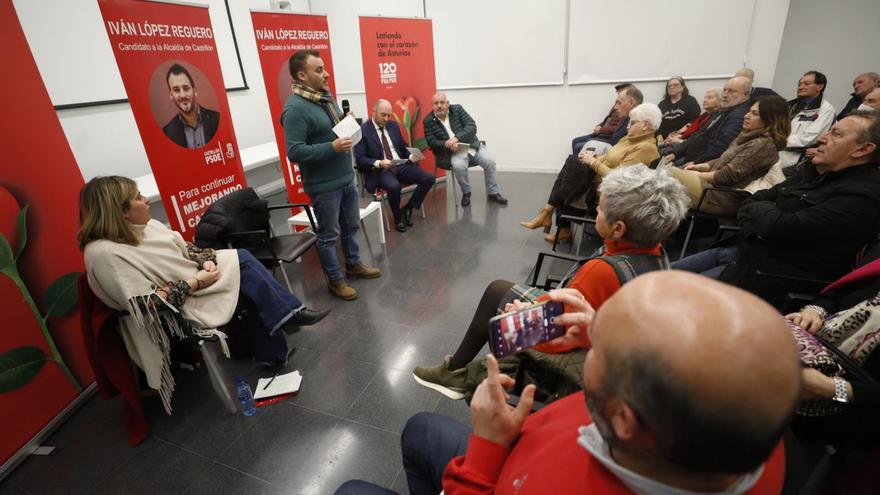 La asamblea del PSOE ayer en el Valey. | Luisma Murias