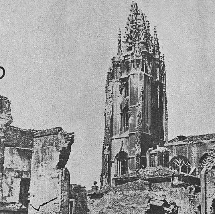 La torre de la Catedral, medio esfarrapada en 1938. | Florentino López / Muséu del Pueblu d’Asturies
