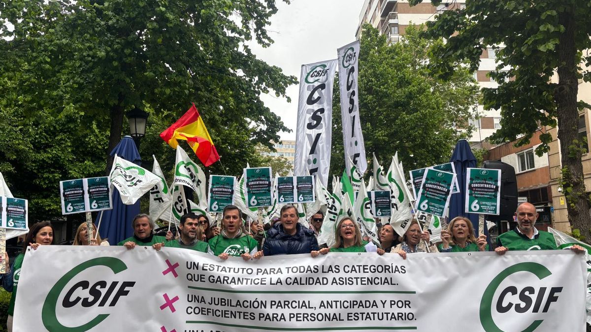 Delegados de CSIF Extremadura durante la protesta en Cáceres, esta mañana.