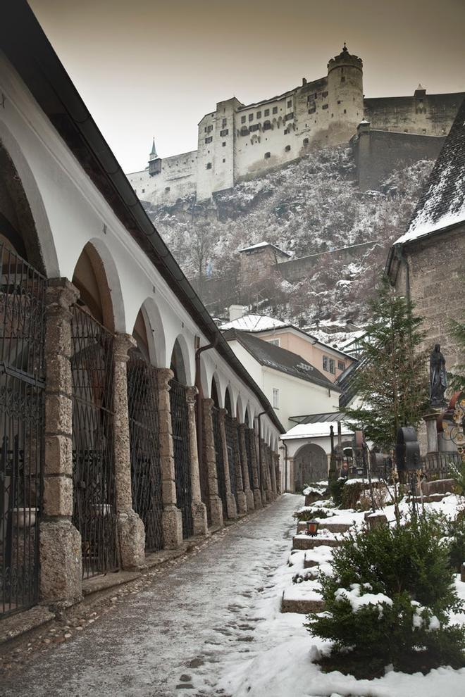 Fortaleza de Hohensalzburg vista desde el cementerio de la Abadía de San Pedro