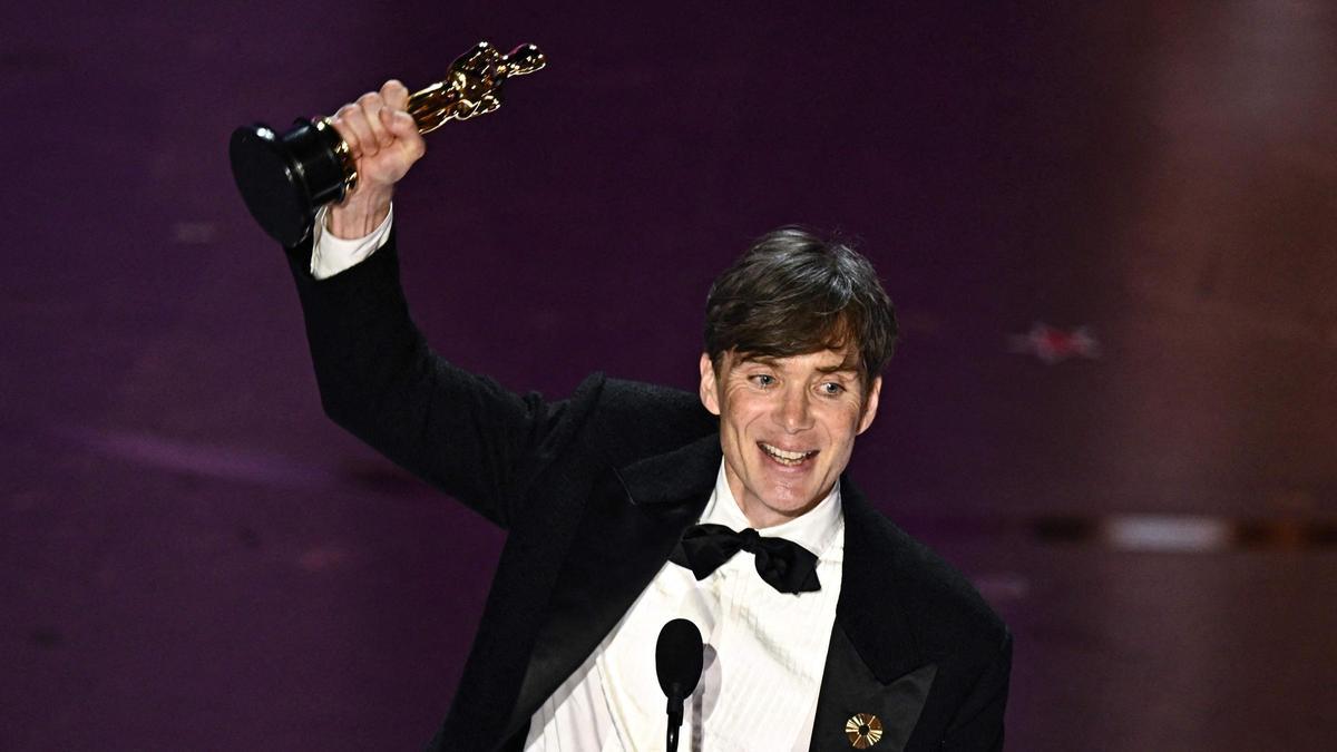 Cillian Murphy recoge el premio a la mejor interpretación como actor protagonista por &quot;Oppenheimer&quot;