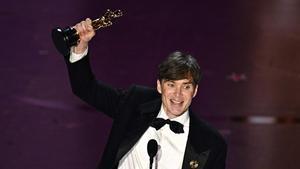 Cillian Murphy recoge el premio a la mejor interpretación como actor protagonista por Oppenheimer