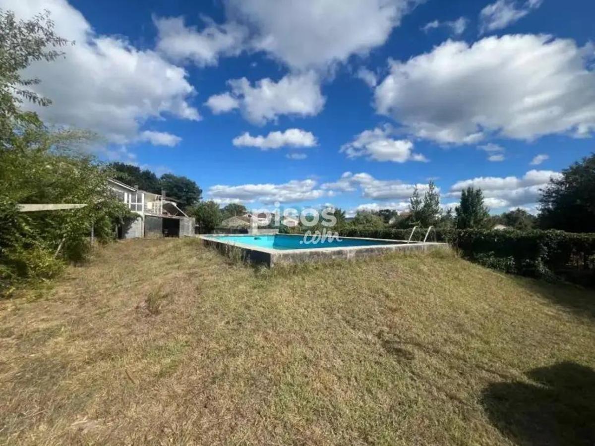 Algunas imágenes del chalet con piscina a la venta en Coles Algunas imágenes del chalet con piscina a la venta en Coles