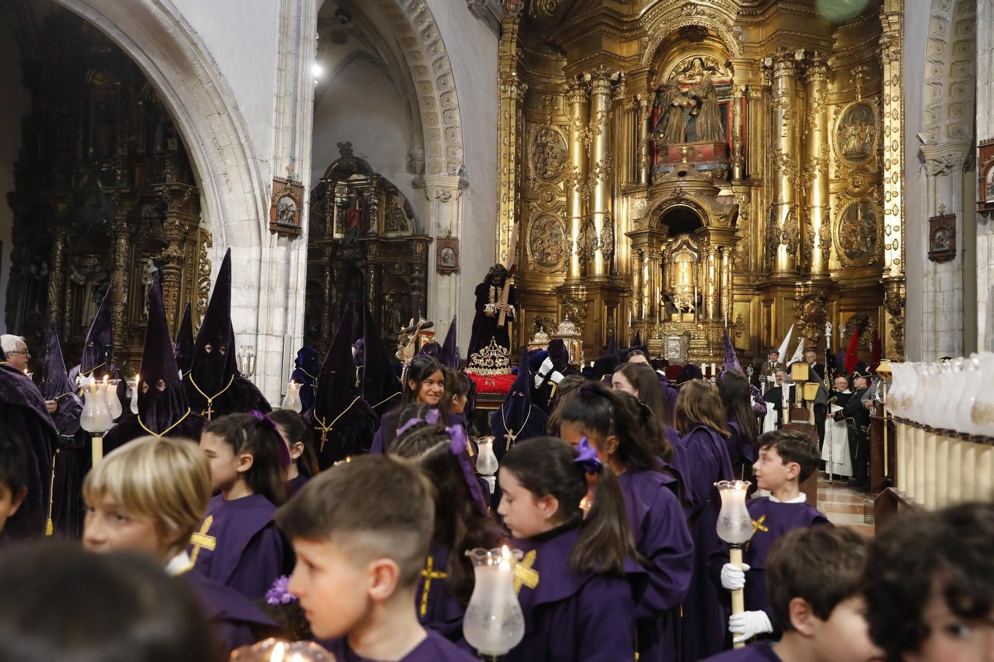 EN IMÁGENES | Procesión del Nazareno por las calles de Oviedo