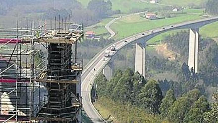 El viejo viaducto de Artedo, visto desde las obras del nuevo, que discurrirá treinta metros por encima.