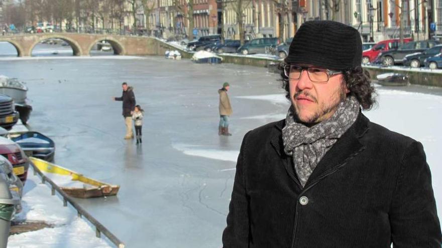 Caramés posa ante uno de los famosos canales de Ámsterdam, congelados durante su primer invierno en la ciudad holandesa.