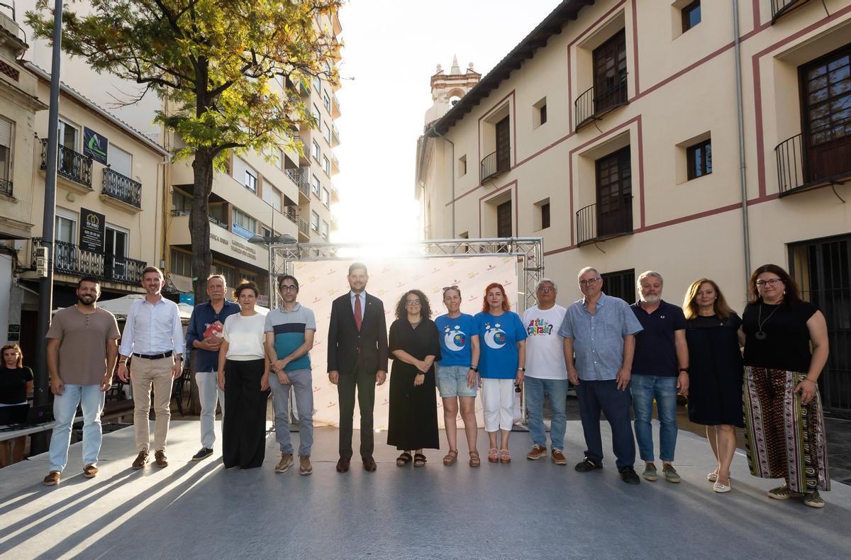 Representantes municipales y de la UPG con personas reconocidas este año.