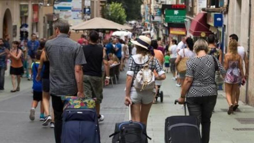 Touristen ziehen ihre Koffer durch das Zentrum von Palma.