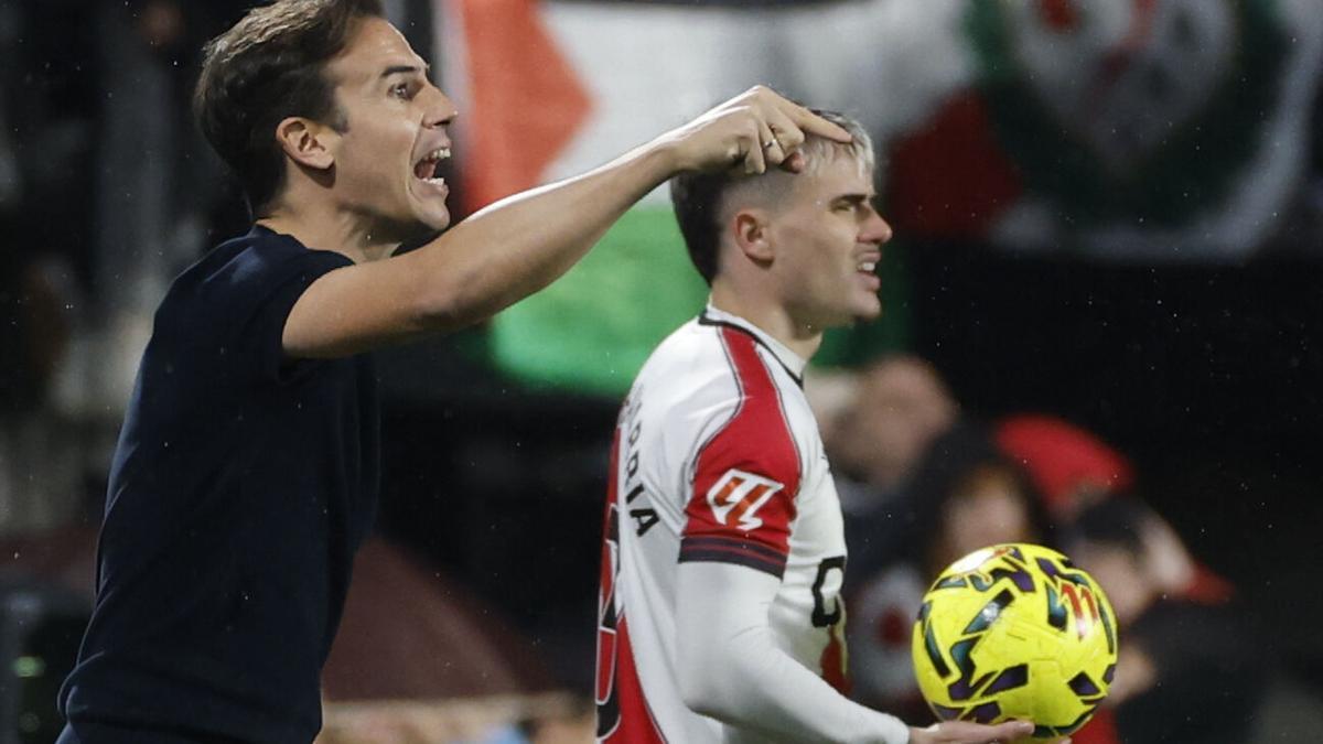 El entrenador del Rayo Vallecano, Íñigo Pérez, da instrucciones durante el partido