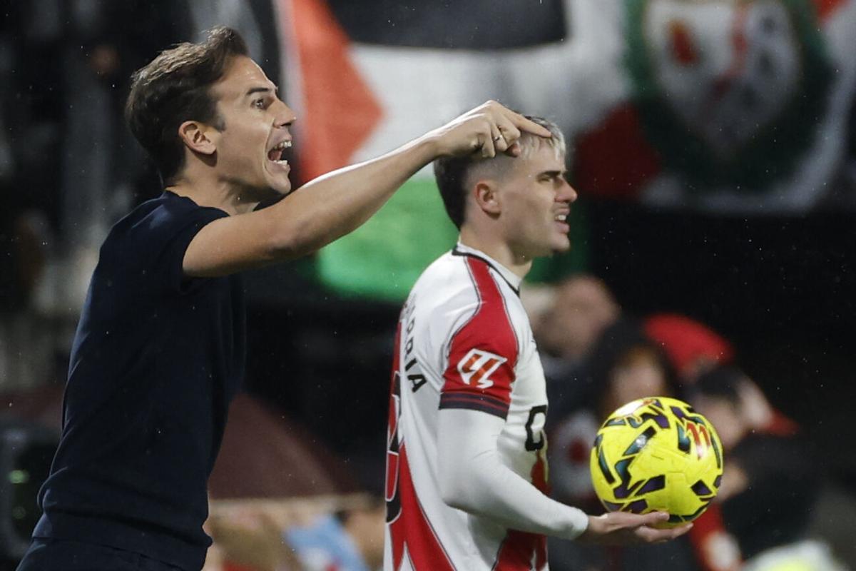 El entrenador del Rayo Vallecano, Íñigo Pérez, da instrucciones durante el partido