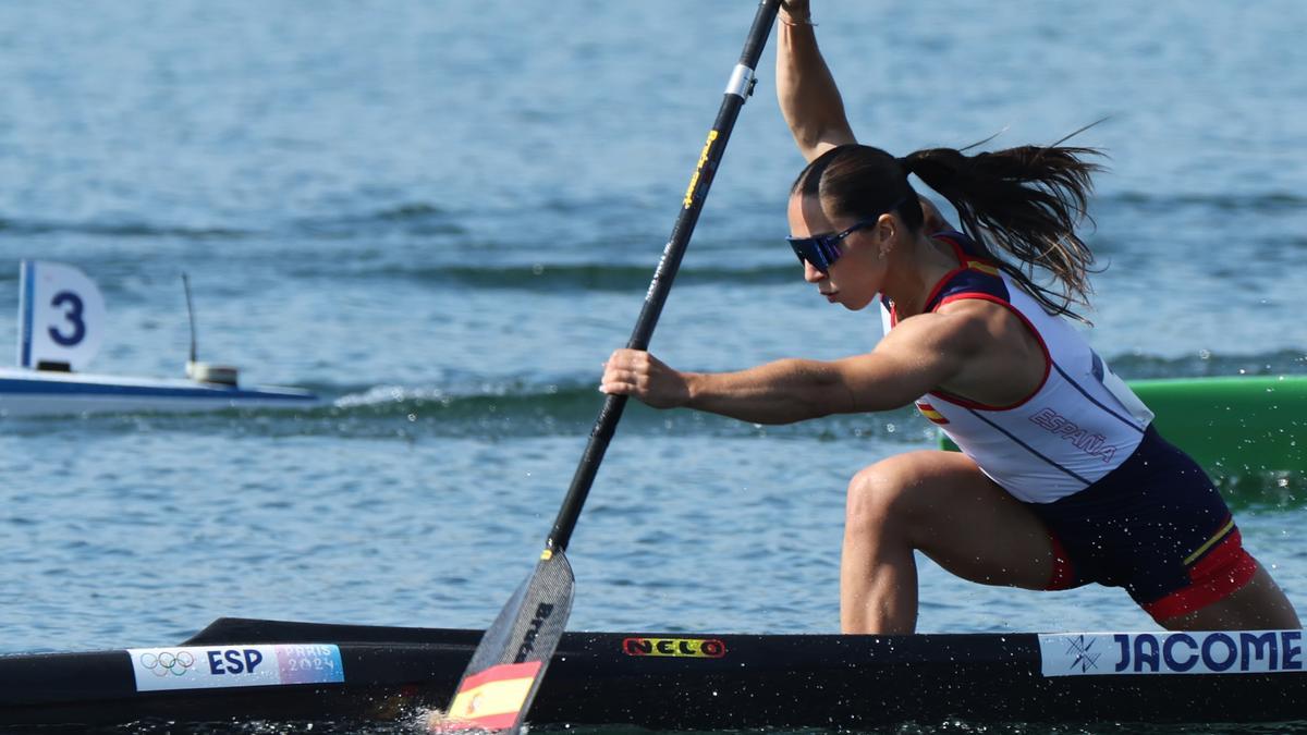 Antia Jacome en acción durante la competición de piragüismo C-1 200 m femenino femenino en los Juegos Olímpicos París 2024