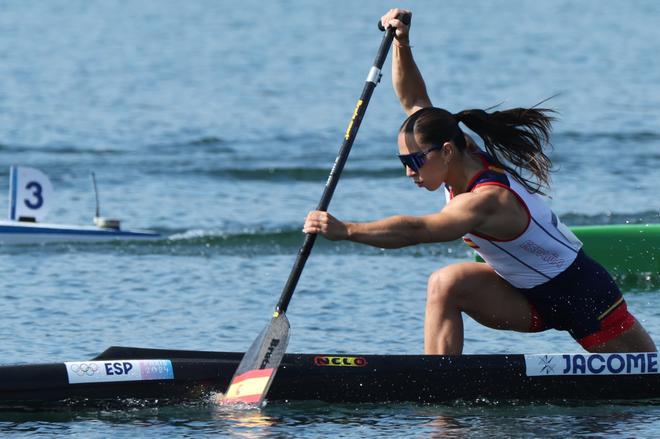 Antia Jacome en acción durante la competición de piragüismo C-1 200 m femenino femenino en los Juegos Olímpicos París 2024