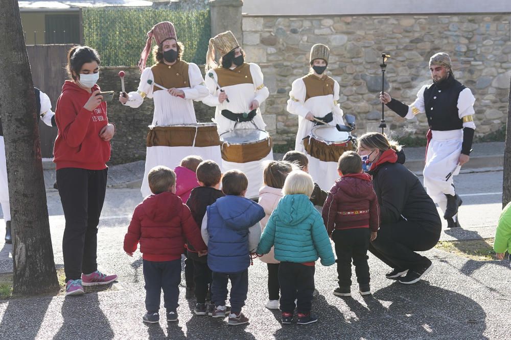 Els patges reials porten la màgia als barris de Girona