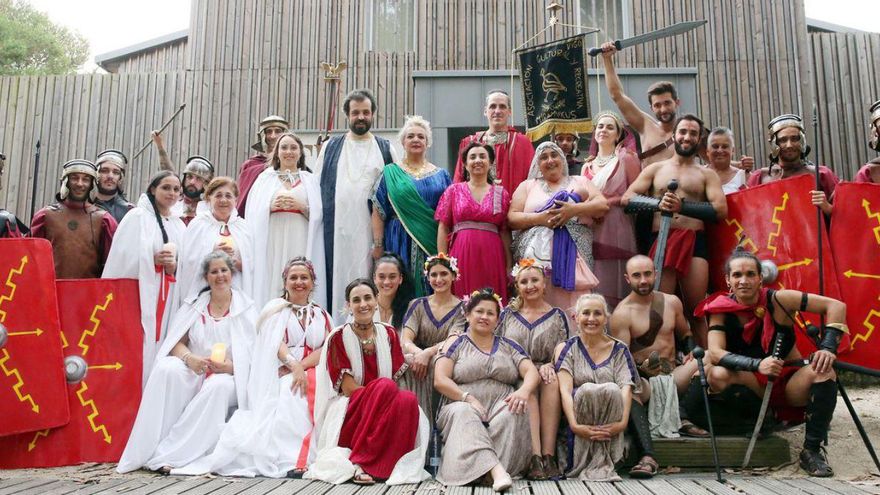 Las recreaciones históricas
volvieron ayer a Toralla. | // MARTA G. BREA