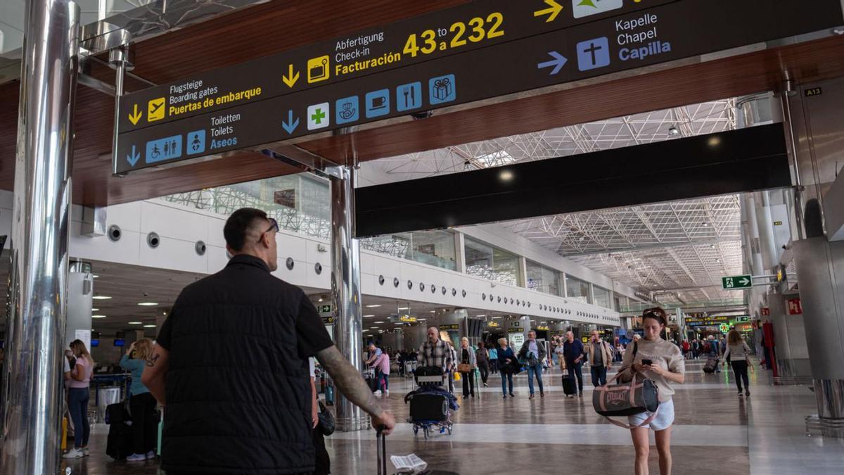 Terminal del Aeropuerto Tenerife Sur. | ARTURO JIMÉNEZ