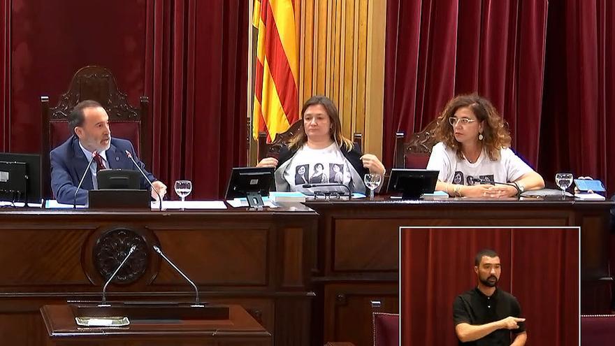 Así ha expulsado Le Senne a dos diputadas socialistas por portar camisetas de Aurora Picornell