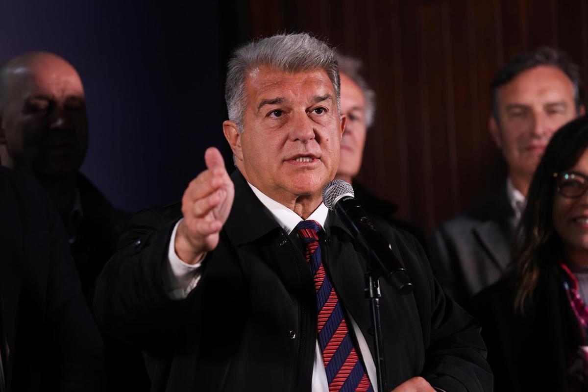 Laporta en el momento de entregar las firmas