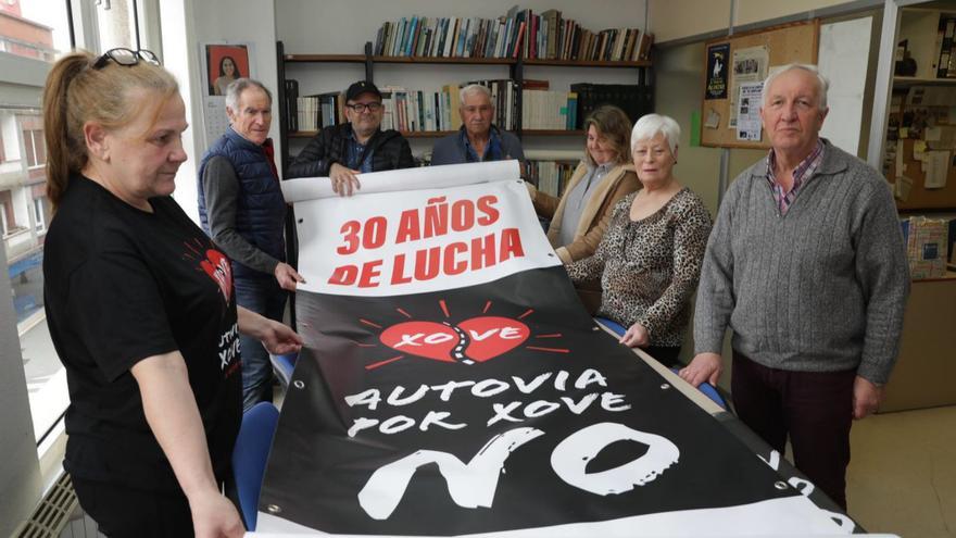 Por la izquierda, Marta Suárez, Juan Manuel Moreno Cubino, Carlos Arias, Salvador Menéndez, Raquel Menéndez, Paqui Narváez y Francisco Jesús Suárez, ayer, enseñando parte de su «pancartona» de siete metros.