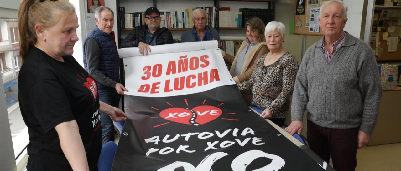 Gijón redobla la ofensiva por el vial de Jove: &quot;aluvión&quot; de crespones y nuevas protestas que se planean (incluida una &quot;bienvenida irónica&quot; a un alto responsable estatal)