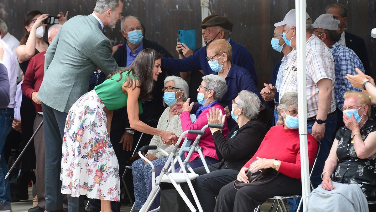 Los Reyes, en presencia de Vara, saludan a los residentes de Mensajeros de la Paz y Casa de la Misericordia.