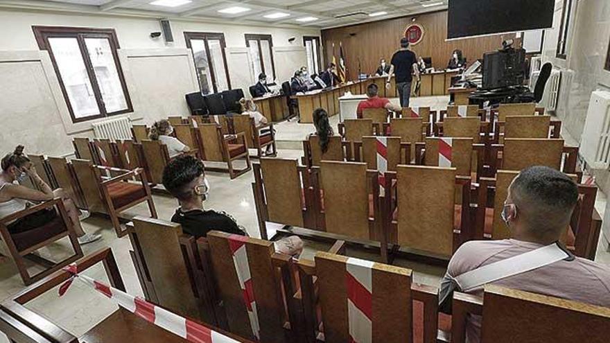 Los siete acusados, ayer durante el juicio celebrado en la Audiencia Provincial de Palma.   manu mielniezuk