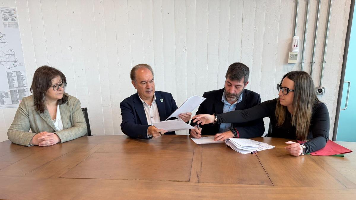 José Crespo y David Campos firmaron el convenio en el consistorio.