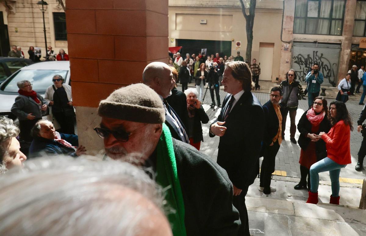 Unas 200 personas protestan contra la derogación de la ley de Memoria Democrática Unas 200 personas protestan contra la derogación de la ley de Memoria Democrática