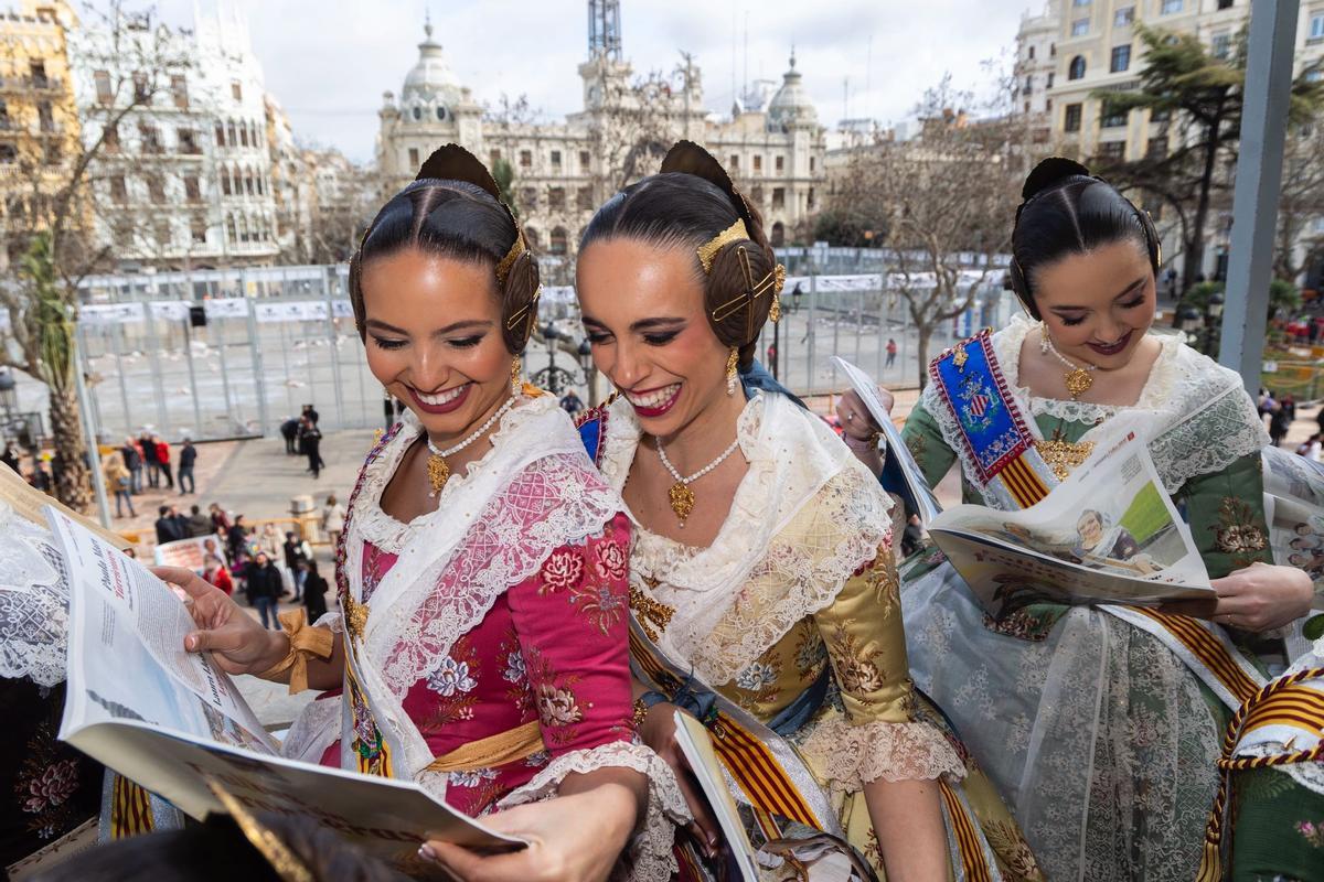 El Extra de Fallas de Levante-EMV llega al balcón del Ayuntamiento