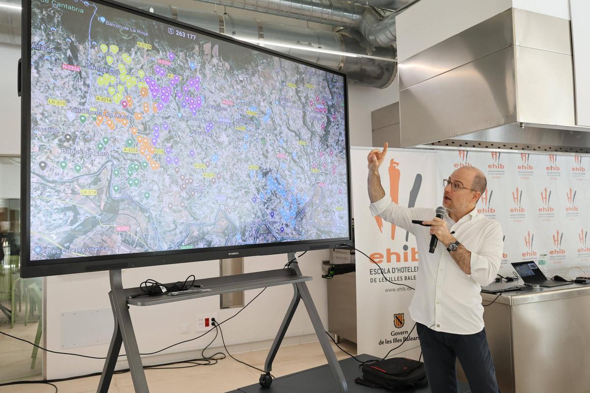 Kubach muestra en el mapa los viñedos de La Rioja