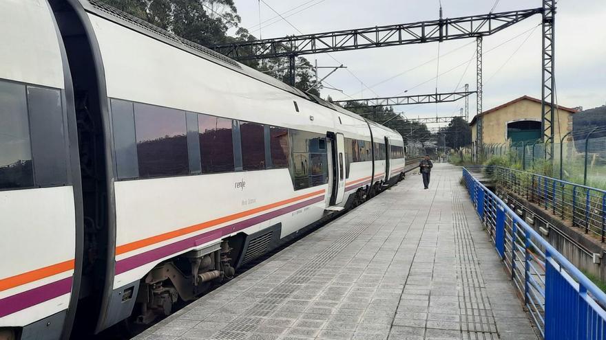 Un pasajero baja del tren en la estación de Uxes.