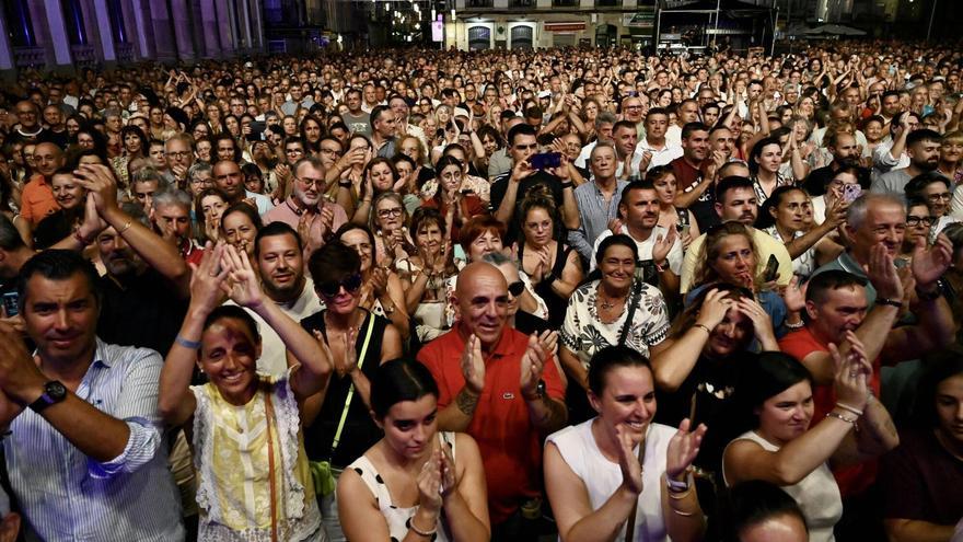 Público en el concierto de Pastora Soler en la plaza del Concello.