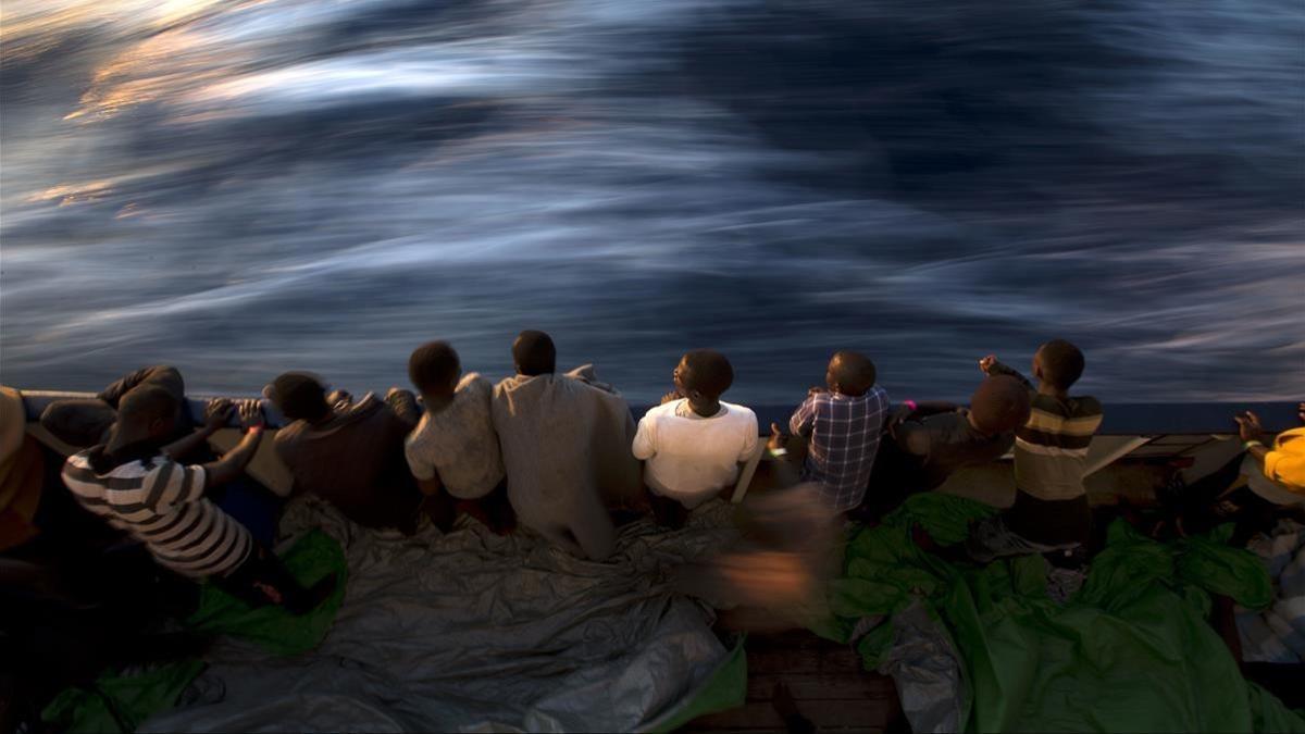 Inmigrantes rescatados a bordo del 'Golfo Azzurro', la embarcación de la oenegé Proactiva Open Arms.